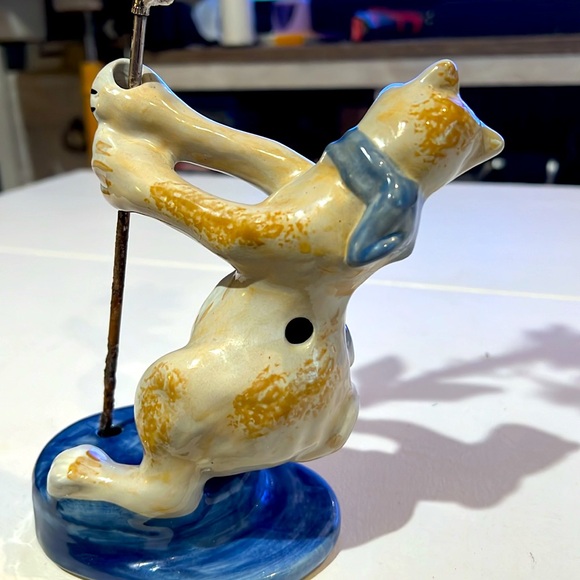 Louisville stoneware cat holding flower - Picture 3 of 10